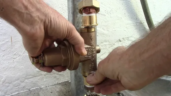 How to Install a Water Pressure Regulator on Your Own